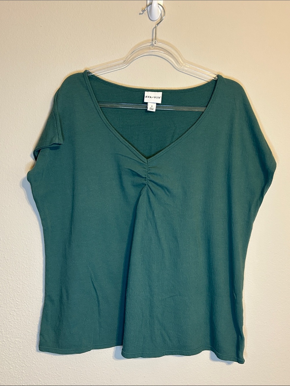 AVA & VIV Green Textured V‑Neck Ruched Short Sleeve Top – Size X